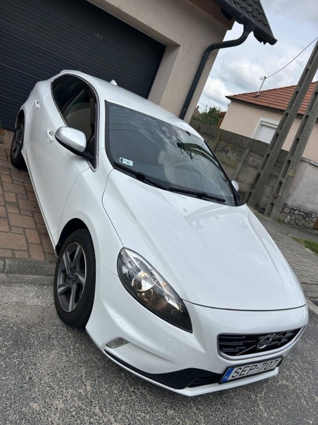 Volvo V40 2.0 D [D3] Momentum R-Design Tklete...